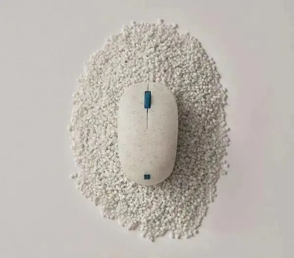 鼠标，不仅有磨砂的手感，也将黑点等瑕疵很好掩盖。