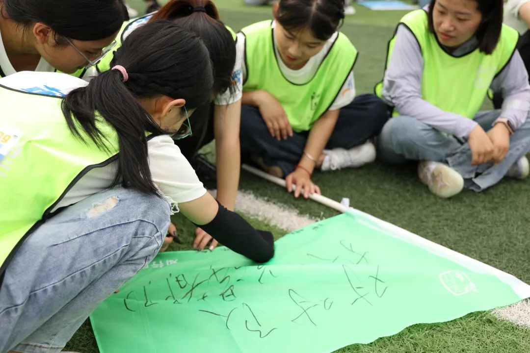 挥笔写下队名，许下对未来的期许