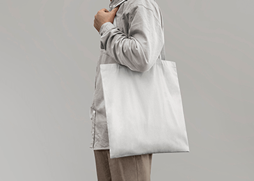 纤维级PET再生聚酯切片一部分应用于家用纺织品，如作为床上用品、沙发和布艺家具以及室内装饰用品的填充材料和骨架材料，其余则应用于产业用纺织品和服装用纺织品。